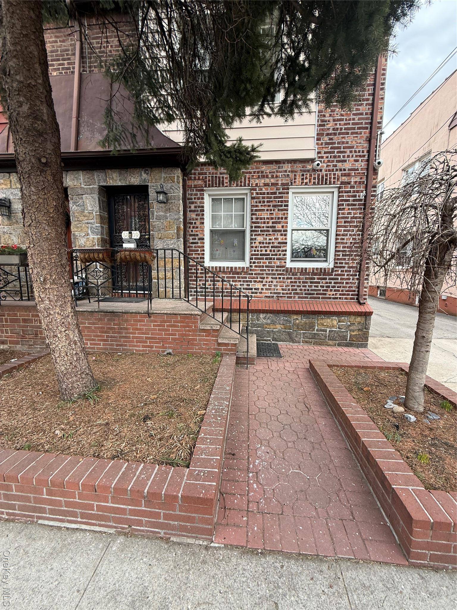 FULLY VACANT ! ! ! ! ! Beautiful Legal 2 Family Home for Sale Prime Rego Park Location !