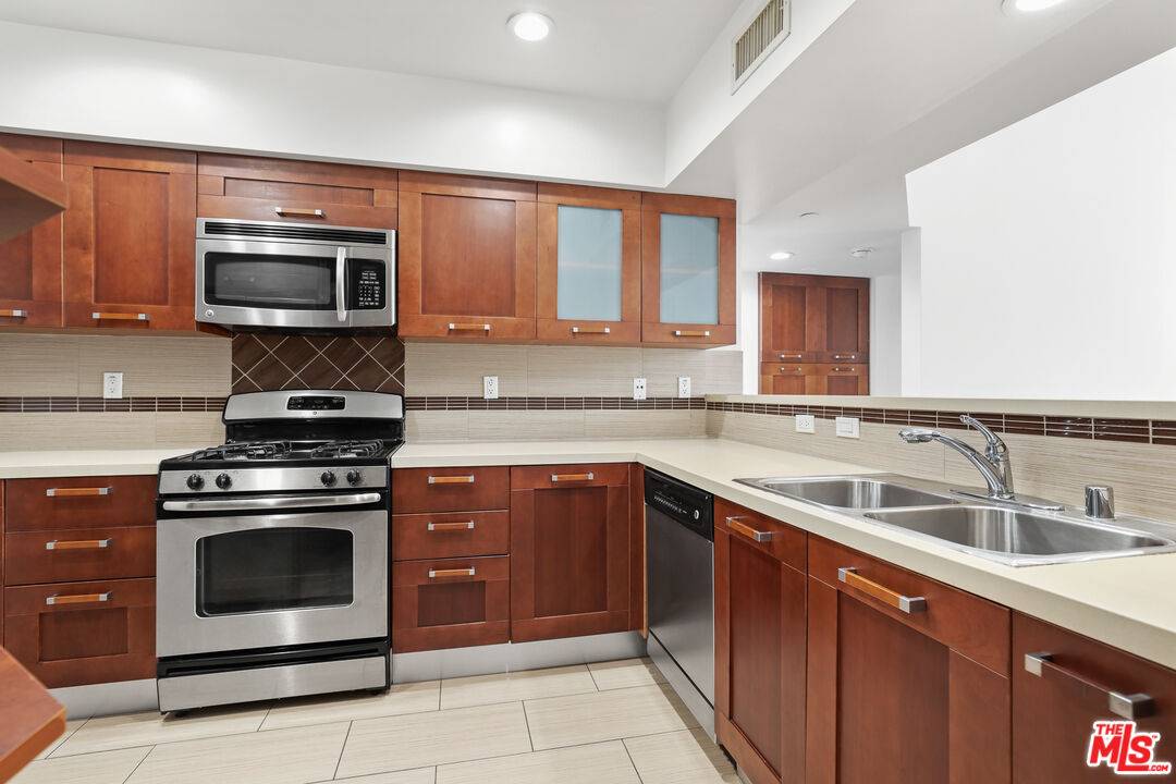 1240  Sherbourne 3BR Beverlywood La