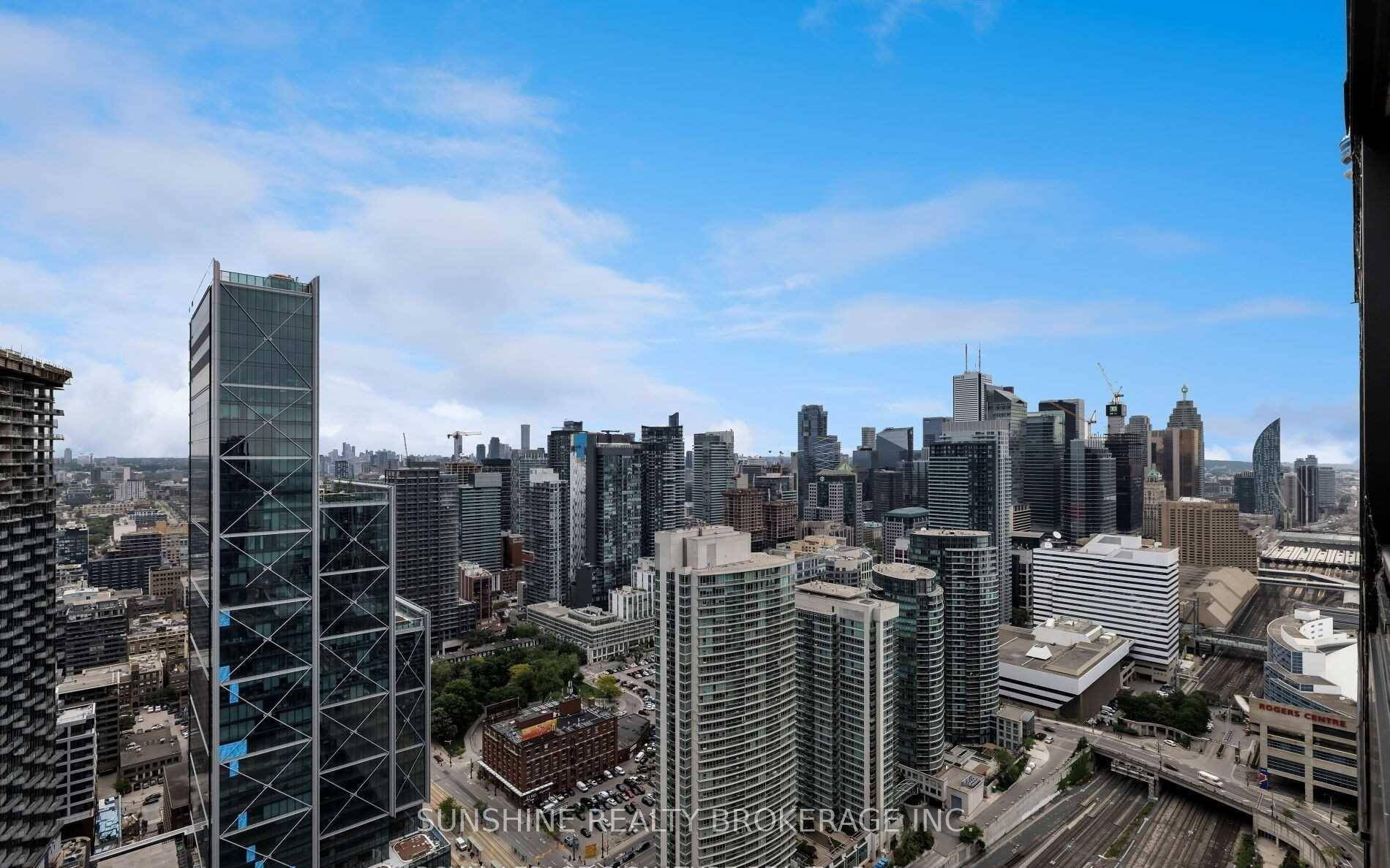 Waterfront Communities, Excellent Location, Spacious Corner Suite, 2 Bedrooms, 2 Full Bathrooms Study, Open Balcony, Beautiful View Of Downtown Skyline amp ; Partial View Of The Lake, Floor To Ceiling ...