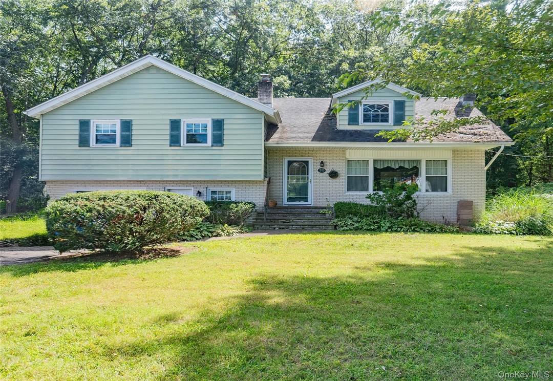 Located at the end of a private Culdesac in an Olde Hurley neighborhood is this large split level ranch.