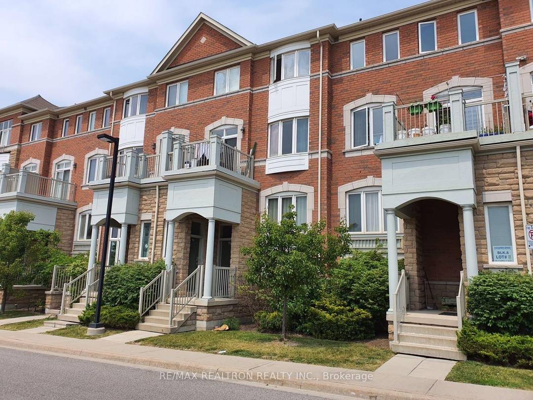 Beautifully maintained townhome in The Heart Of Markham, an excellent commuter location !