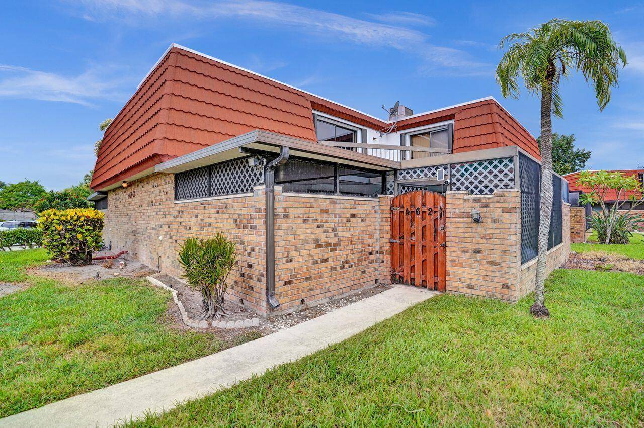 This amazing townhouse in all ages Suburban Pines is a combination of peace and quiet.