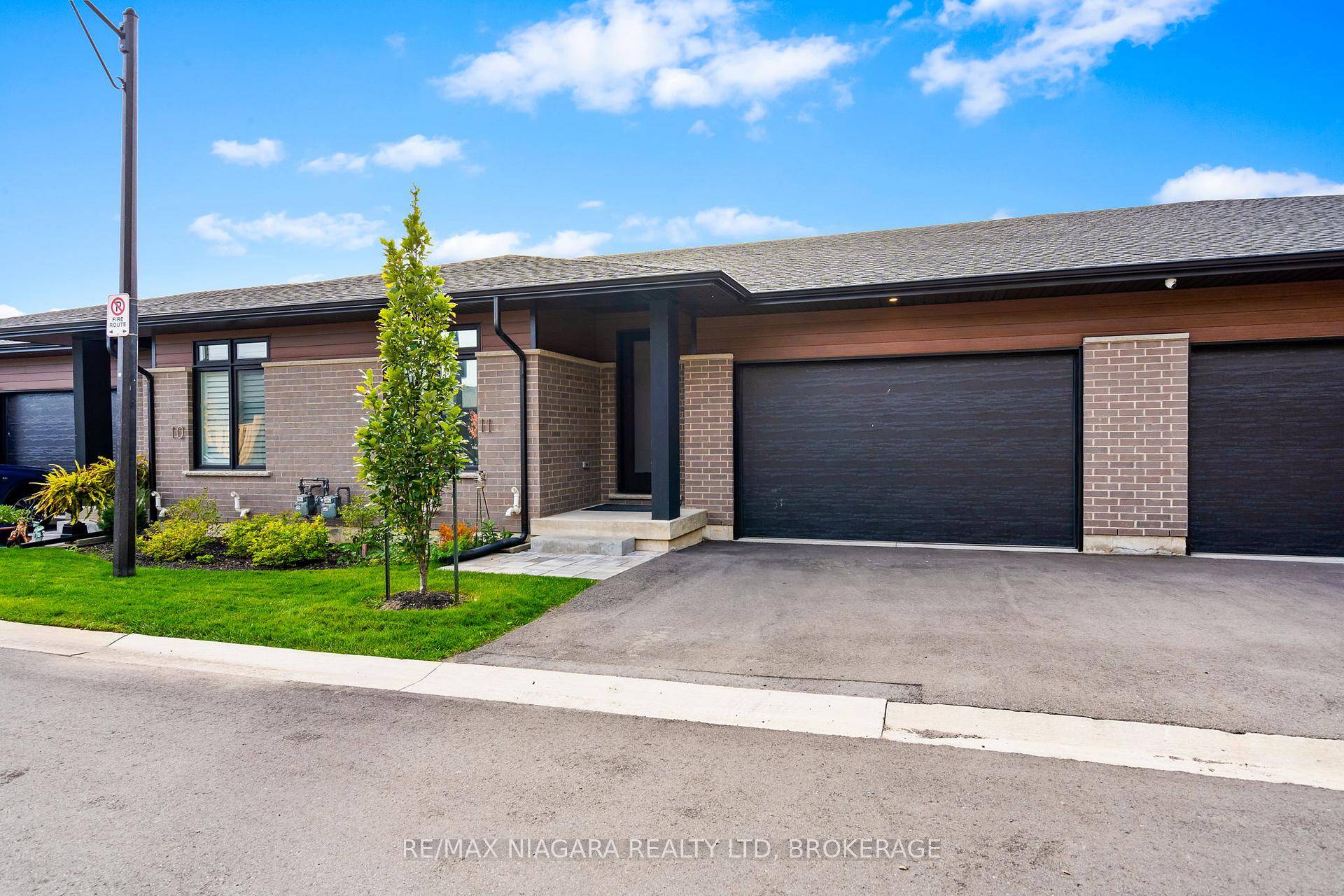 Discover over 2600 sq ft of beautifully finished living space in this bungalow townhome with its distinctive contemporary look and located in a wooded private setting on the edge of ...