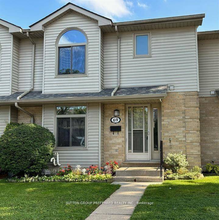 Available to lease to this 3 bedroom townhouse located in a well maintained quiet complex !