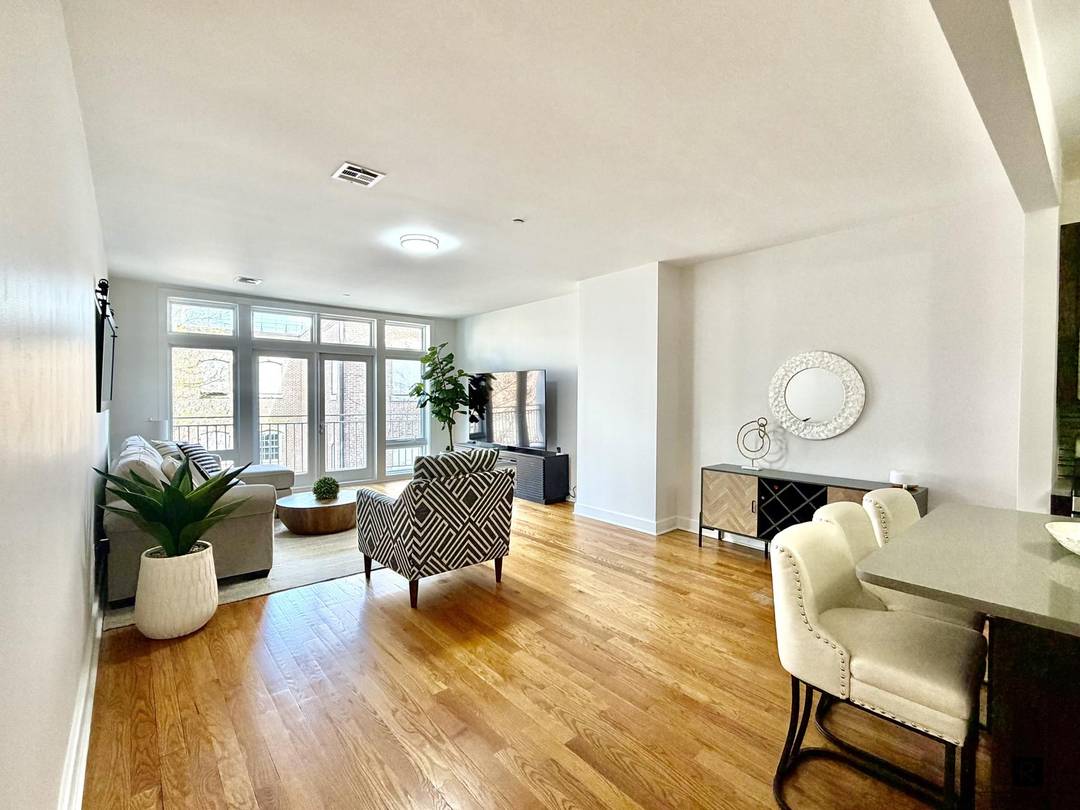 Priced to sell ! ! 3J, in The acclaimed Accolade Condominium, in the sought after enclave of Bay St Landing, is an exquisite 1238 sf, 1 Br 1.