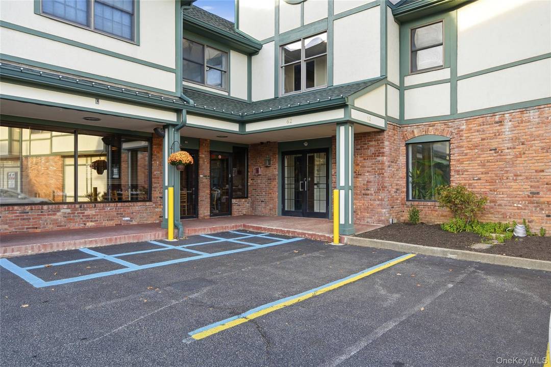 Gorgeous Two Bedroom, One Bathroom in the Heart of Historic Downtown Oyster Bay !