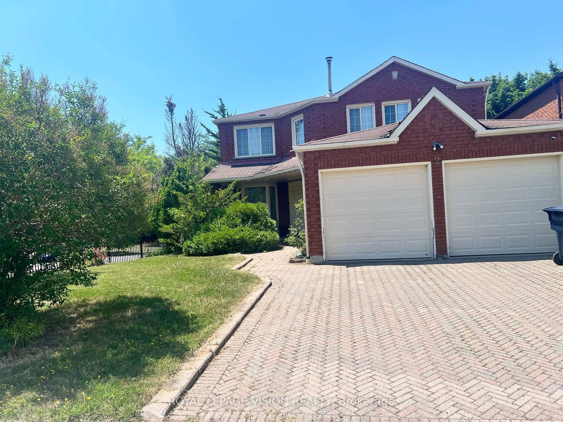 This Corner Lot House is situated on a huge lot backing onto a ravine, and adjacent to public transit, which can give you an excellent experience of living.