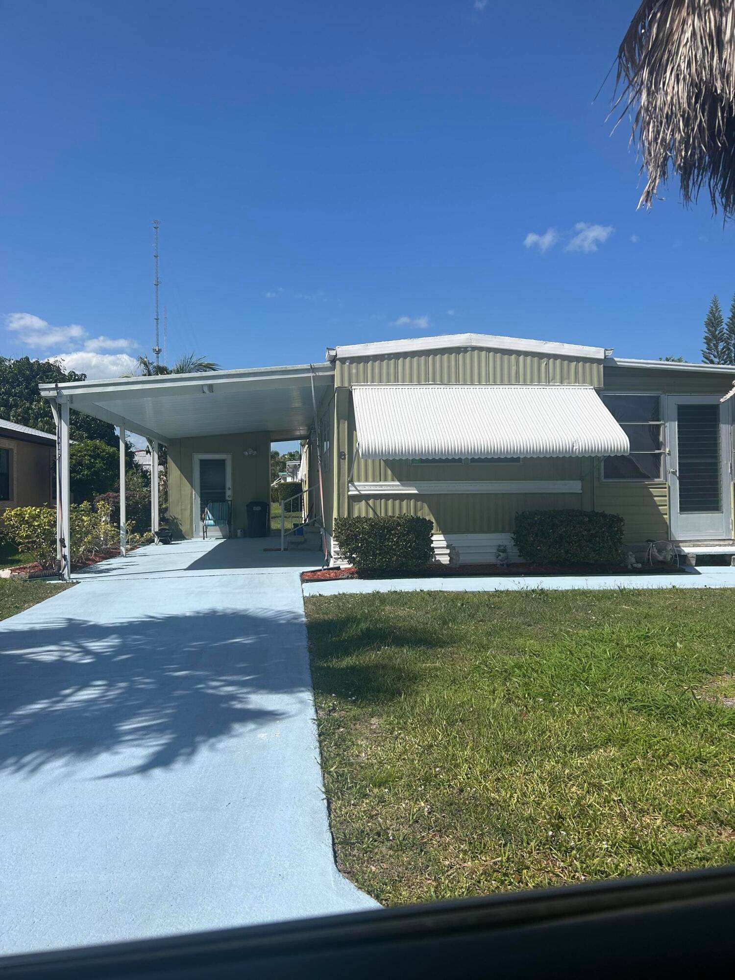 2 1 Mobile home in beautiful Spanish Lakes.