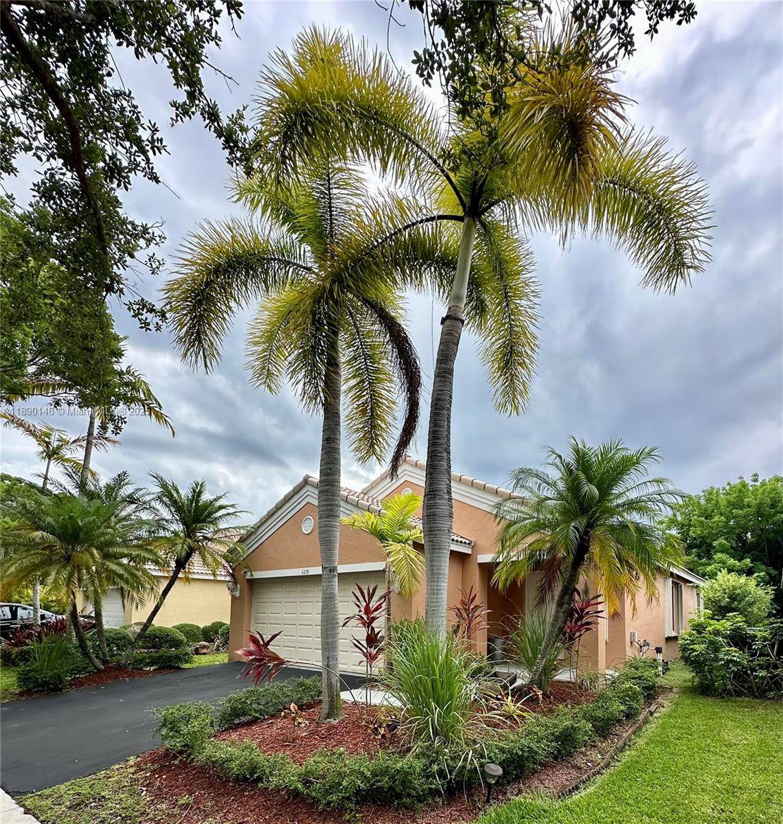 Welcome to 3bed, 2bath, 2 car garage home with a perfect layout for families in the community of The Ridges in Weston !