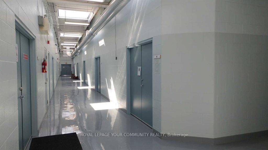 Rarely available 1, 100 sq ft office studio industrial unit in the Bermondsey O'Connor industrial area.