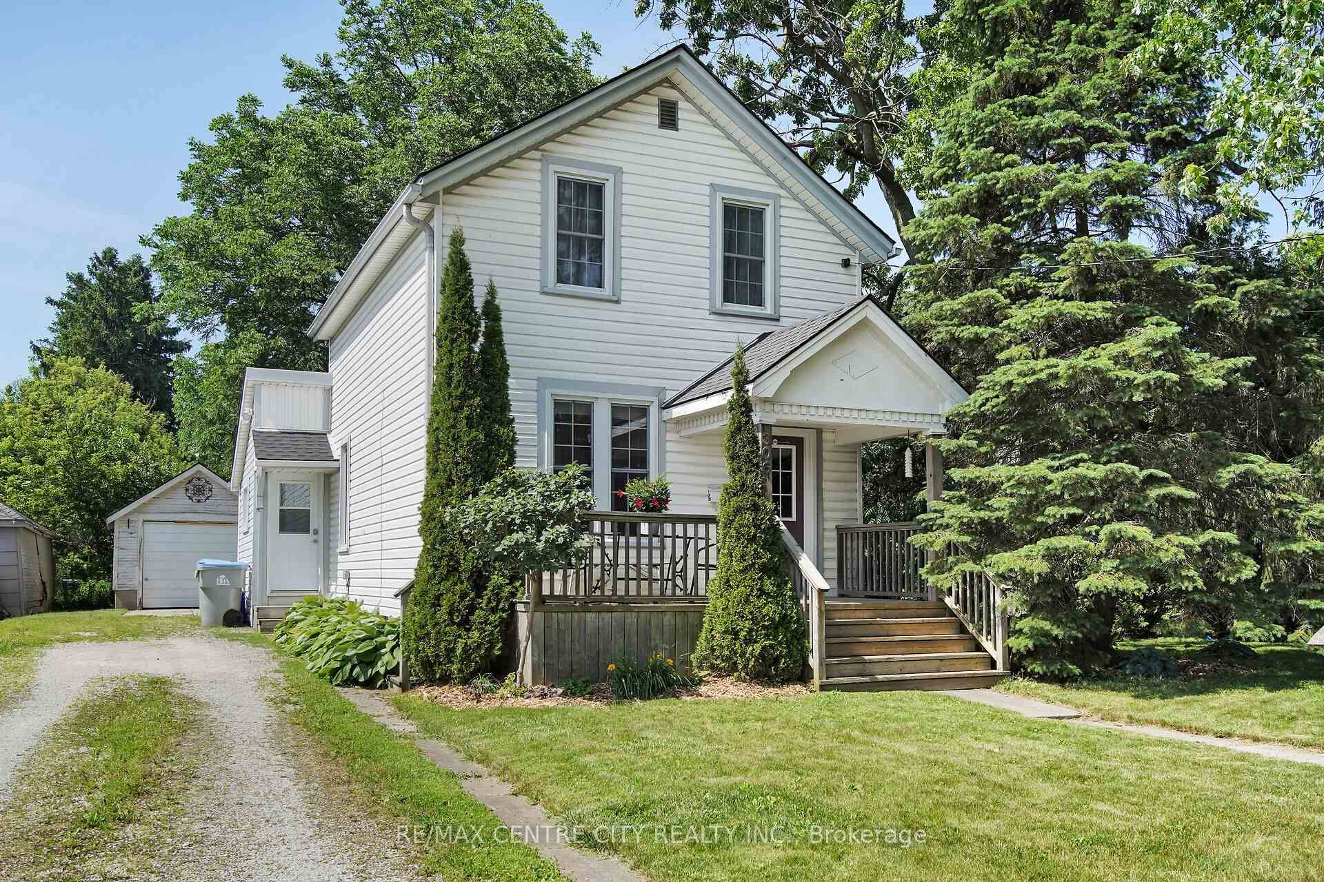 A perfect opportunity for first time buyers to get into the market in a quiet, family friendly neighbourhood !