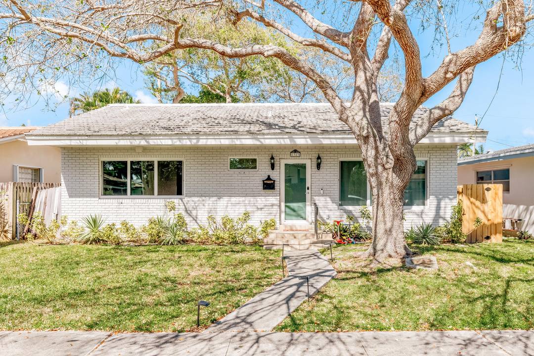 Discover this captivating 3 bedroom 2 bath single family home w an expansive Florida Room in the heart of Hollywood, biking distance to the beach !