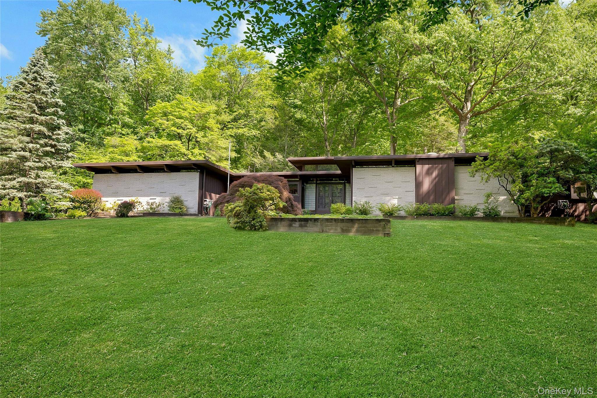 Zen Style with one level, easy living and a relaxed, cool vibe it feels so nice.