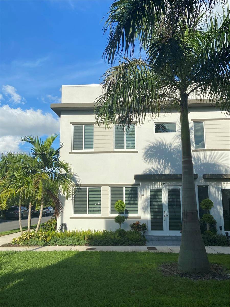 Spacious and modern Townhouse, on the corner, and very bright, located in the best location in the Landmark community, the front of the house overlooks a green space with palm ...