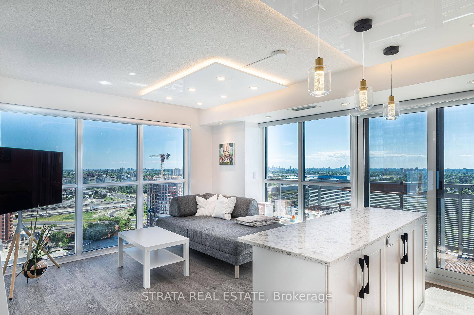 Corner Unit with South West View of CN Tower amp ; Skyline !