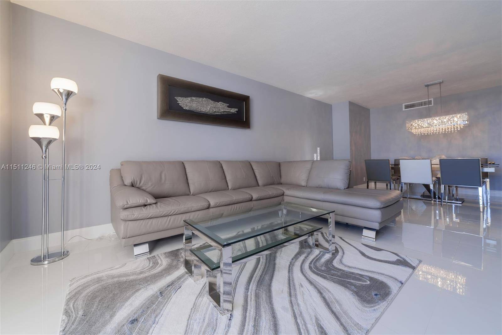 Gorgeous condo right in the heart of Hallandale Beach !