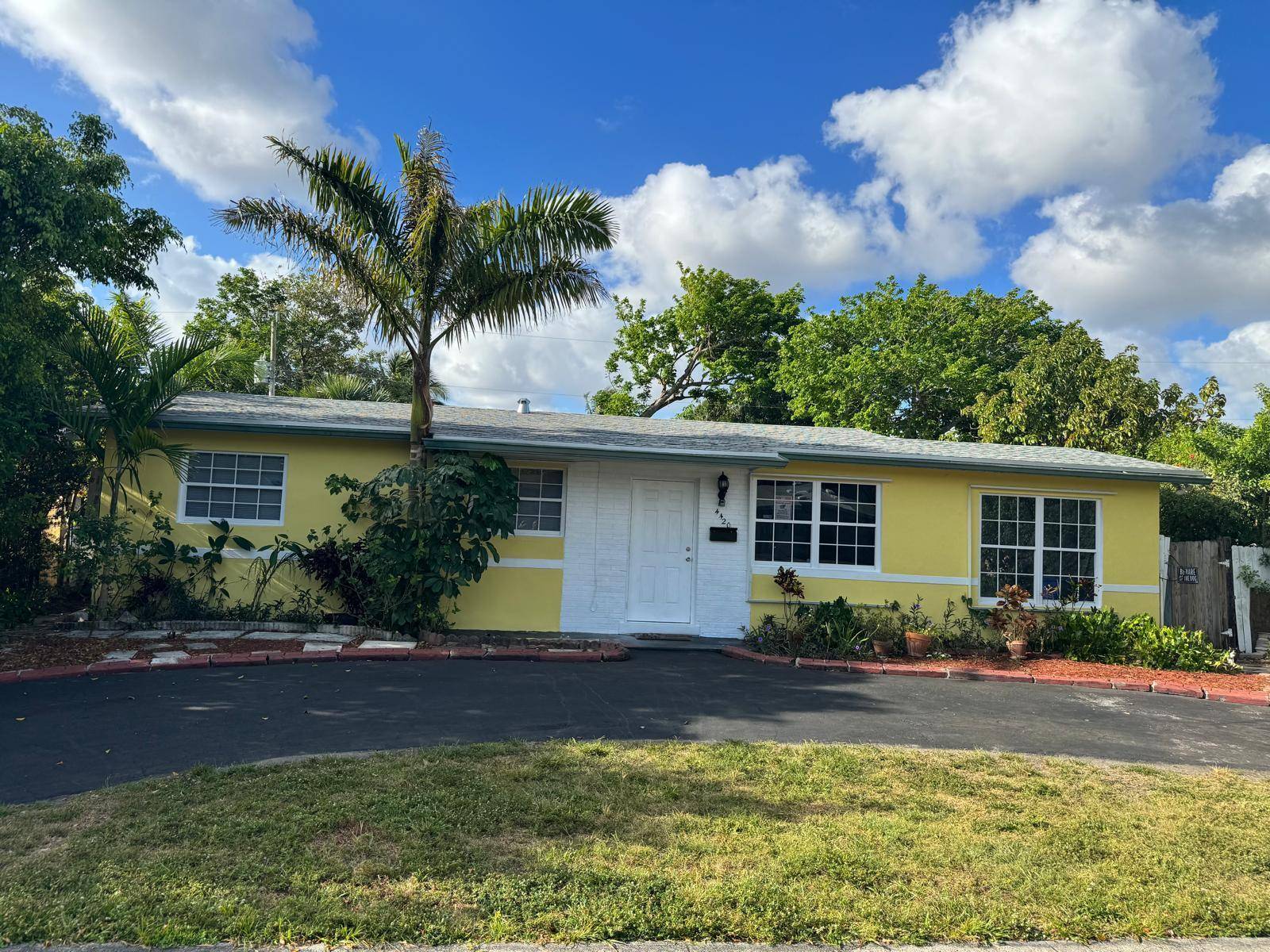 Beautiful gem in LL, SF home 3 2 with fenced yard and inground heated pool, freshly painted, move in condition, very conveniently located !