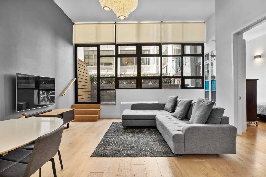 Experience Waterfront Living in Brooklyn HeightsThis modern condo in Brooklyn Heights offers a spacious 1 bedroom layout with a flexible home office loft, 1.