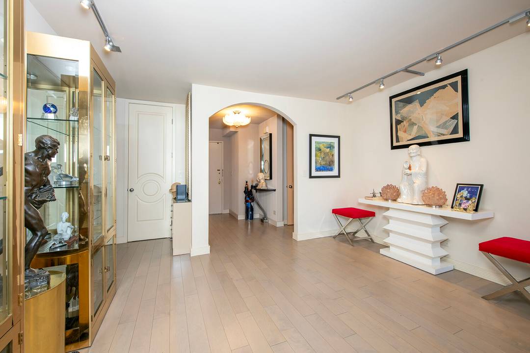 Located at 40 E. 80th St on the 15th floor of a prestigious post war high rise building, this renovated 2000 square foot coop has it all.