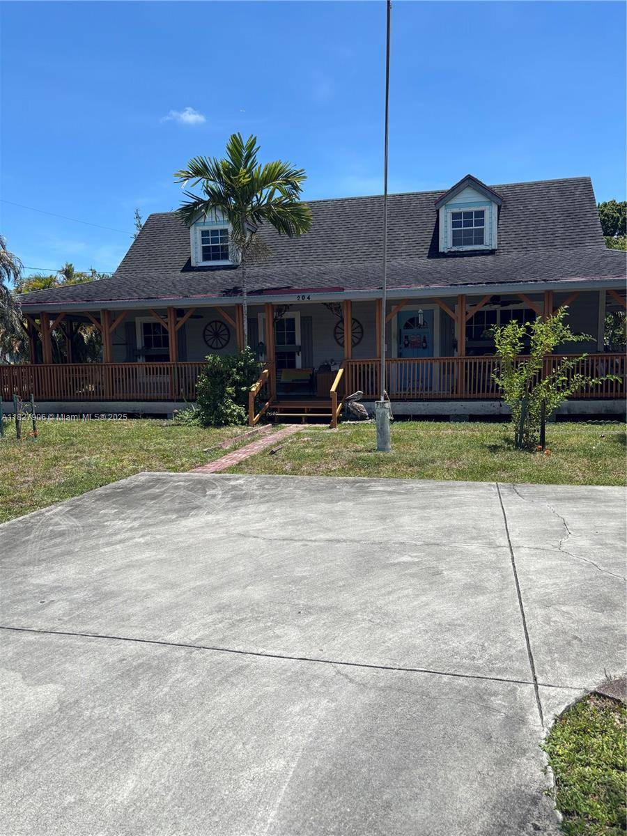 Charming Key West Style Oasis on Expansive Corner Lot !