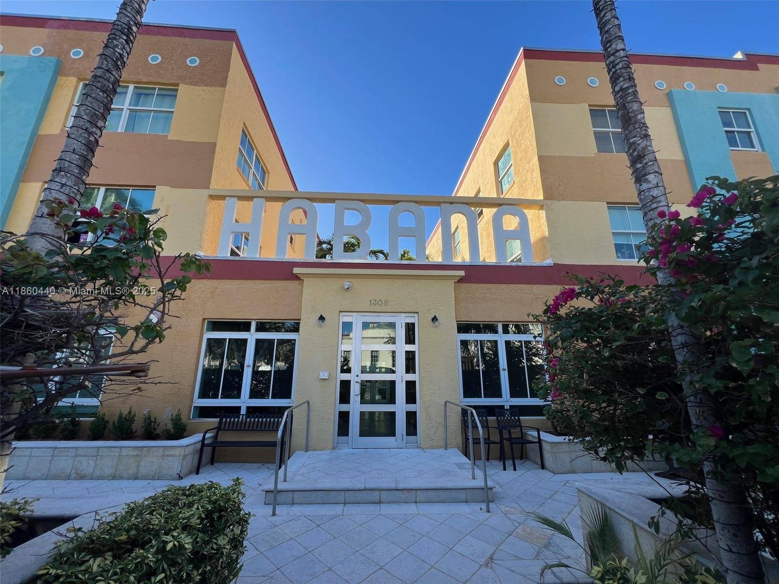 Delightful renovated 2 bedrooms Art Deco home with style, location and historical character.
