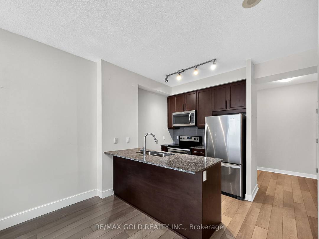 Bright amp ; spacious 1 Den suite in Pinnacle Grand Park II, located in the heart of Mississauga !