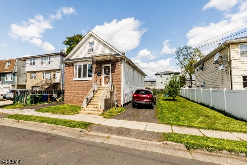 Well maintained Single family 4 Bedrooms, 3 full Bathrooms, Kitchen, Livingroom, full finished attic Basement with Summer Kitchen, two addicional rooms, Play room, Storage, Above Ground pool, one detached garage, ...