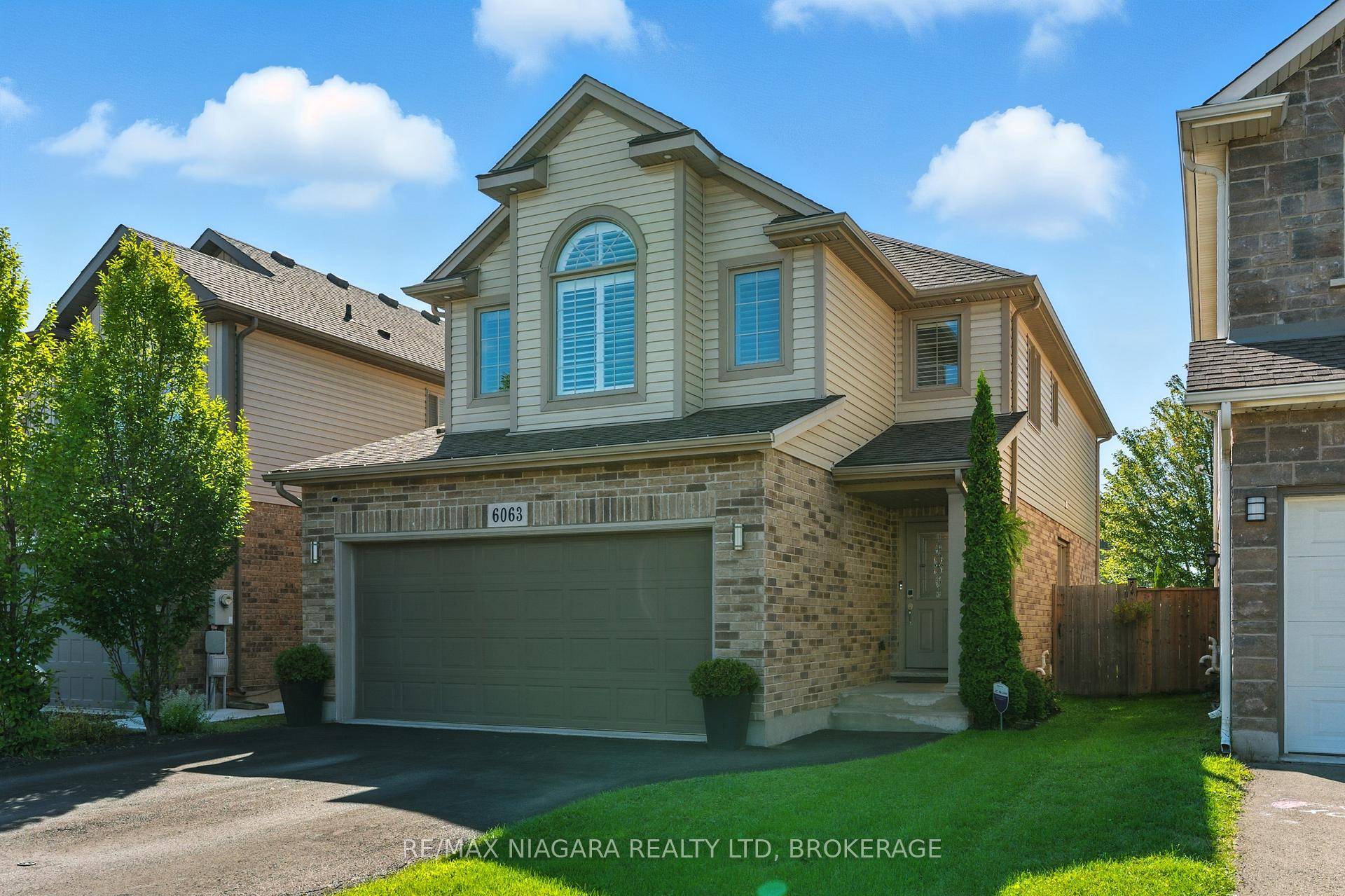 This stunning 4 bedroom, 4 bathroom family home is ideally located close to shopping, schools, parks, and quick access to the QEW, making it perfect for commuters and families alike.