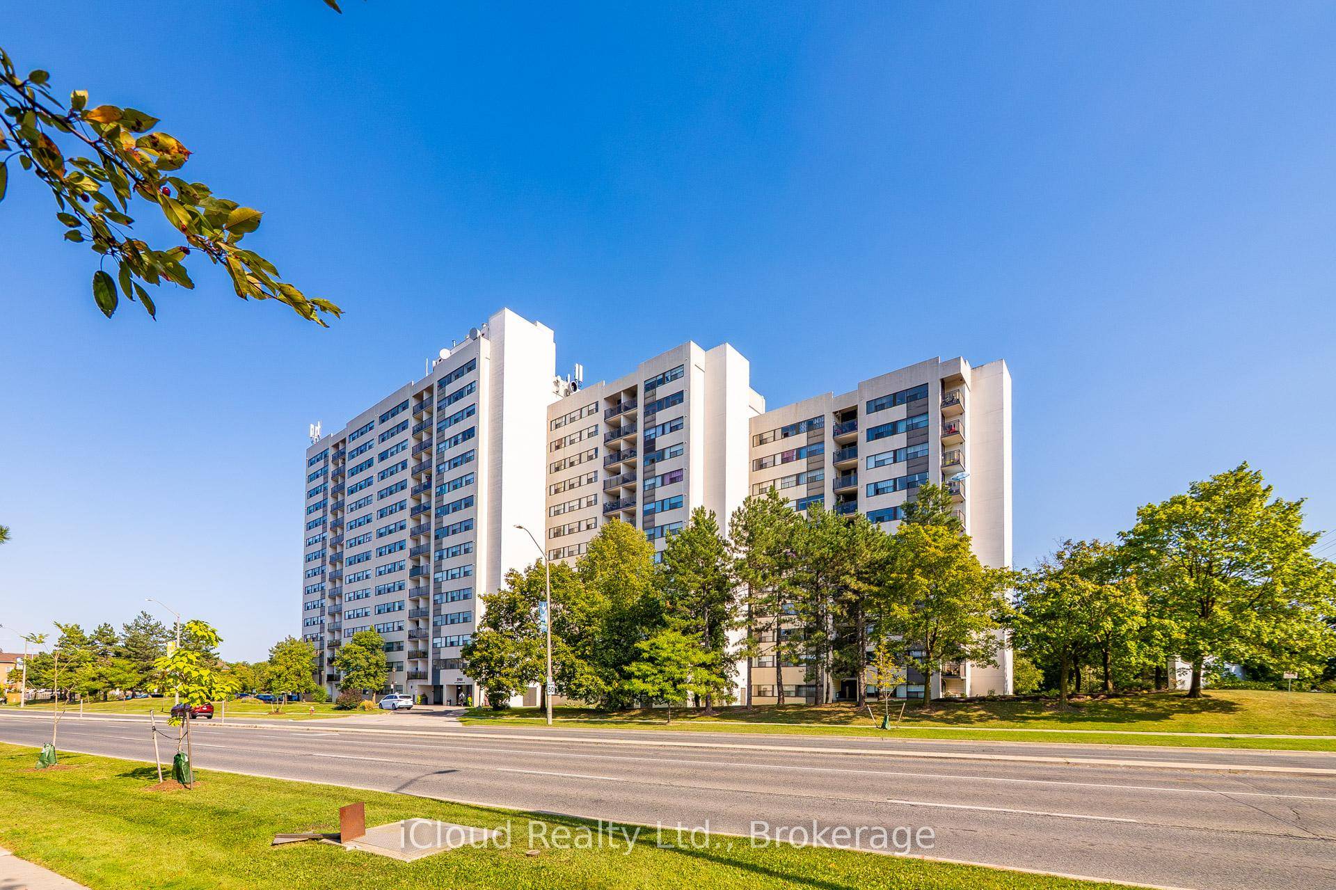 Spacious and well maintained 3 bedroom condo apartment in the heart of Mississauga.