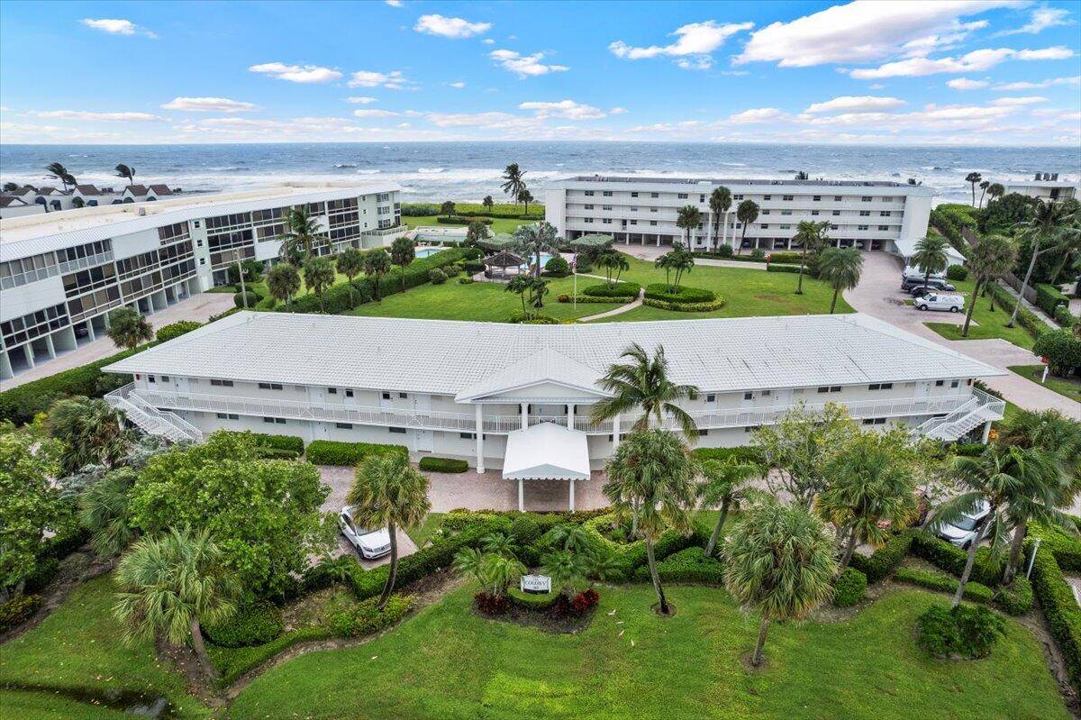 127796 ; Seaside Living at Its Best !