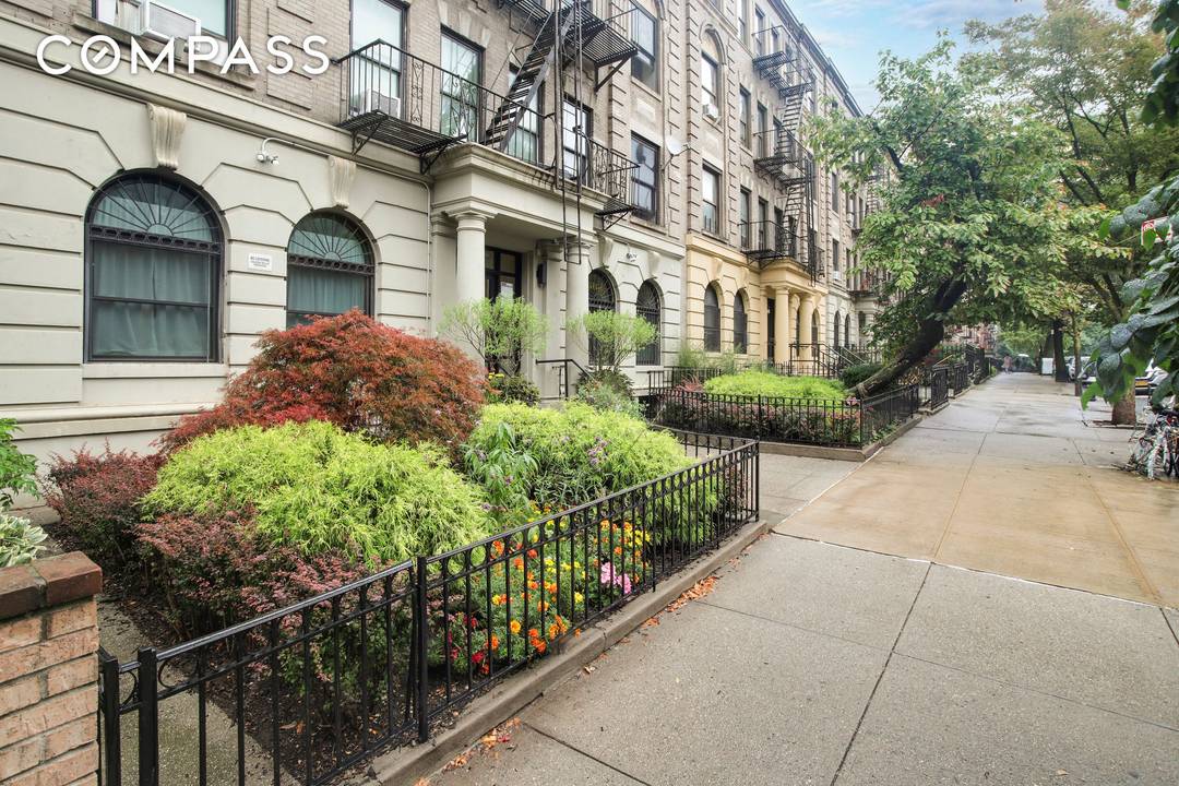 Welcome to 355 St Johns Place 2B, a charming and sun filled one bedroom condo in the heart of Prospect Heights.