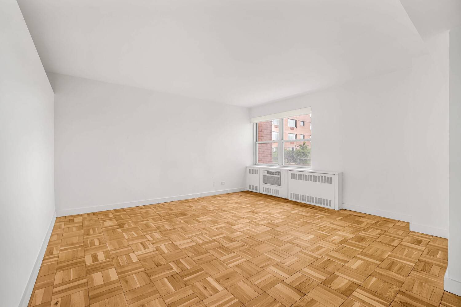Elegant One Bedroom with Office amp ; East River Views in Sutton Place Welcome to this expansive one bedroom, one and a half bathroom residence in the heart of Sutton ...