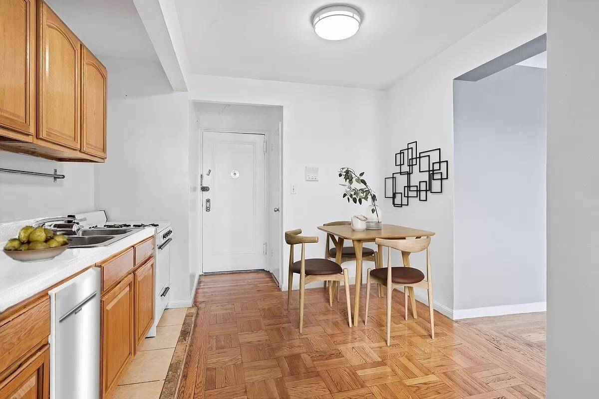 AVAILABLE OCTOBER 15 High floor One Bedroom wide open sky amp ; park views, windows galore, sun drenched has 10 ft.