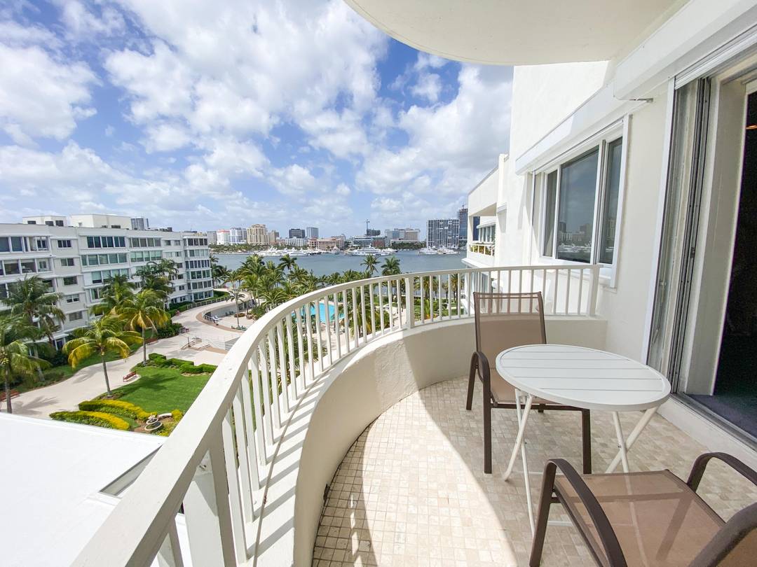 Bright, south facing studio in the heart of Palm Beach.