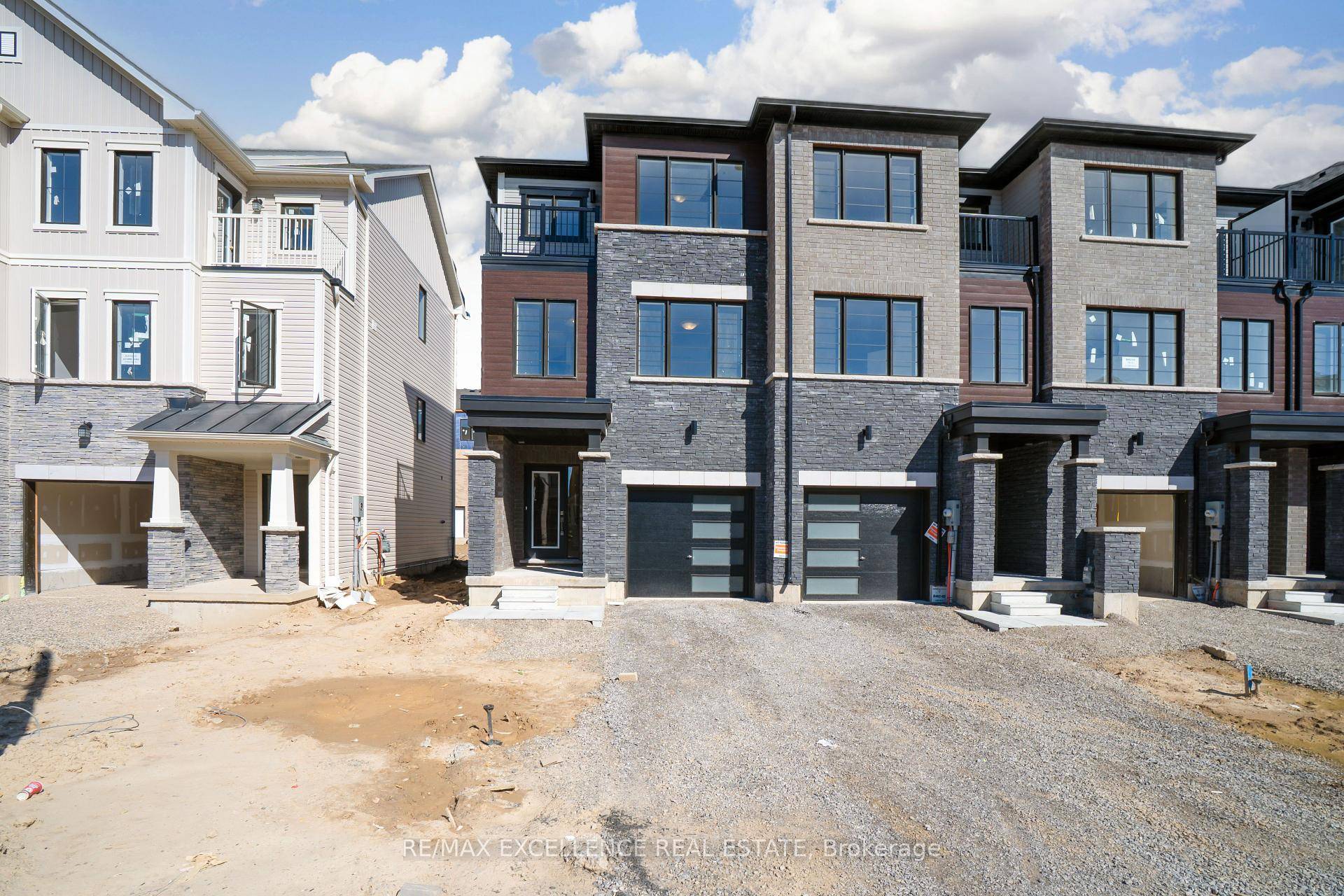 Stylish Upgraded End Unit Townhome in Brantford !