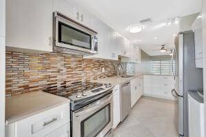 Beautiful condo, ground floor, on cul de sac, wall to wall diagonal porcelain tile from Spain, very private location, End unit NE exposure, nice kitchen with new white shaker cabinets ...