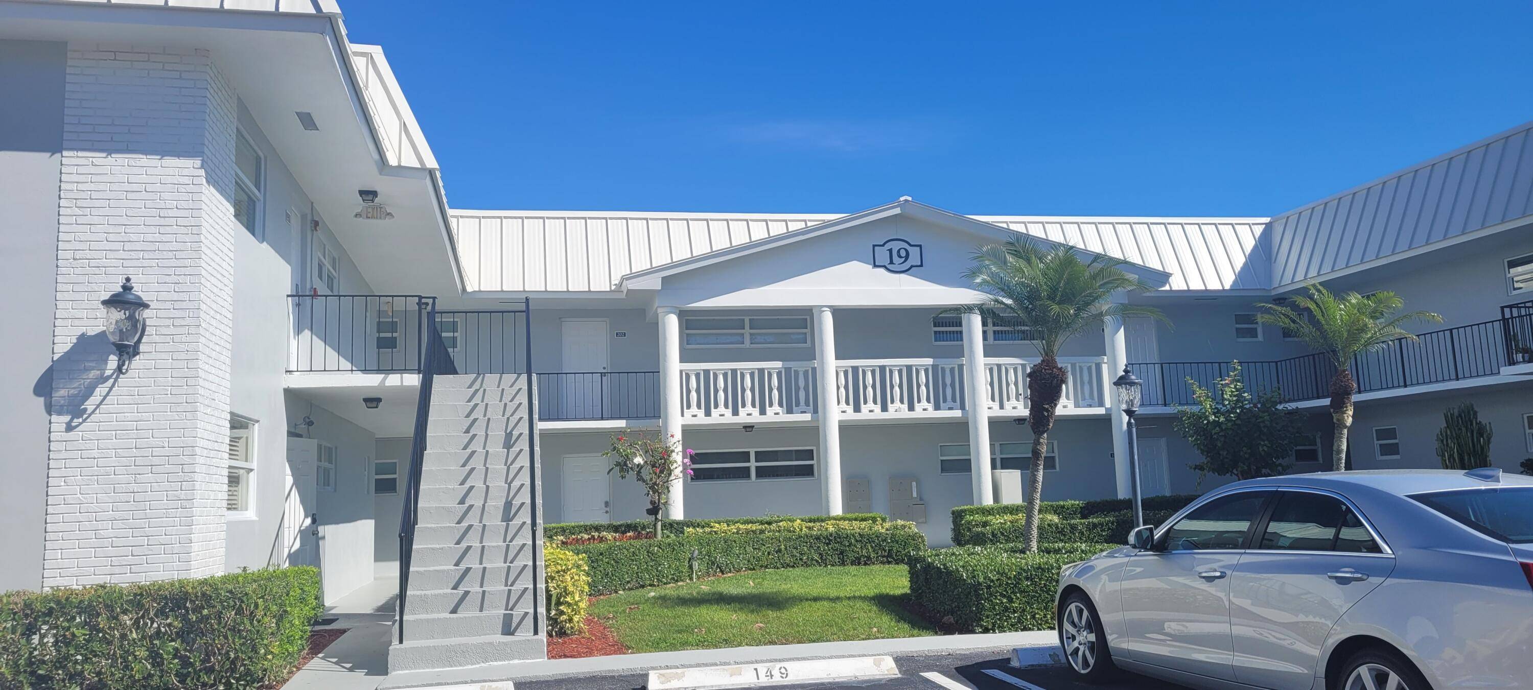 Make this your happy home in this friendly Intracoastal community.