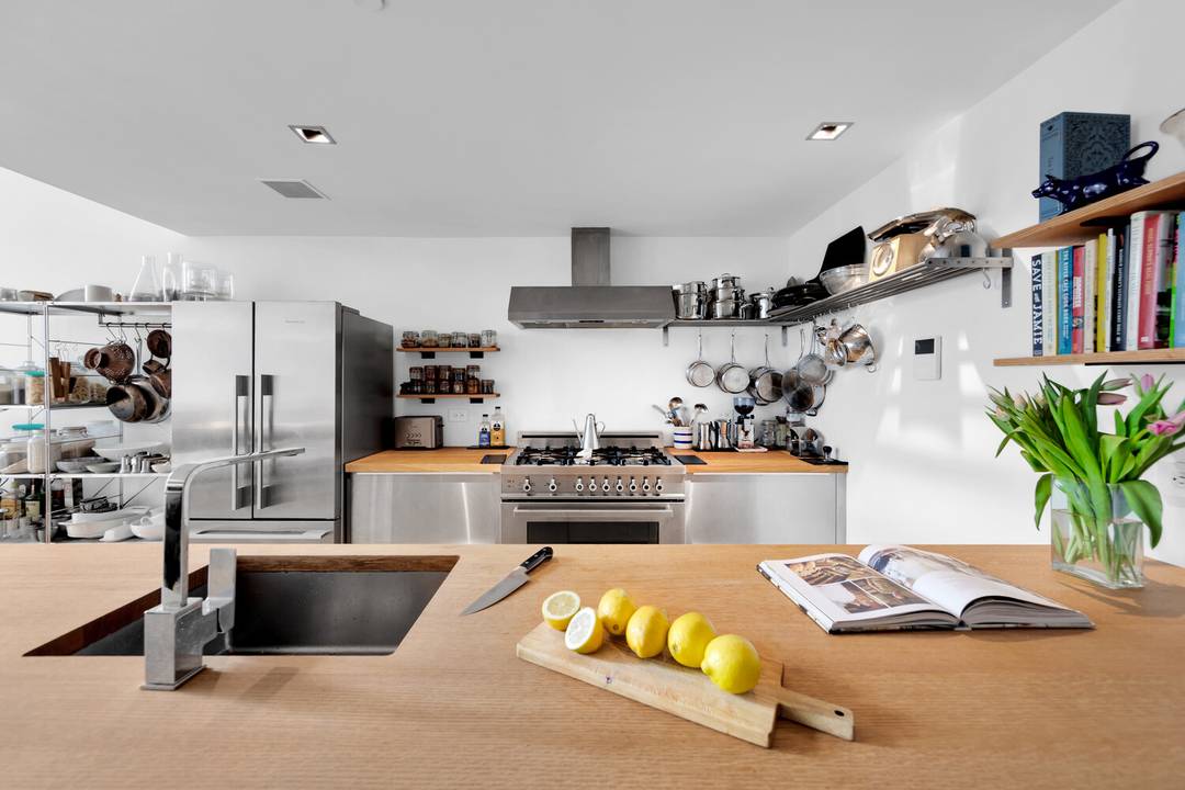 Magical bird song views await from this sun drenched, south facing loft featuring soaring 15.