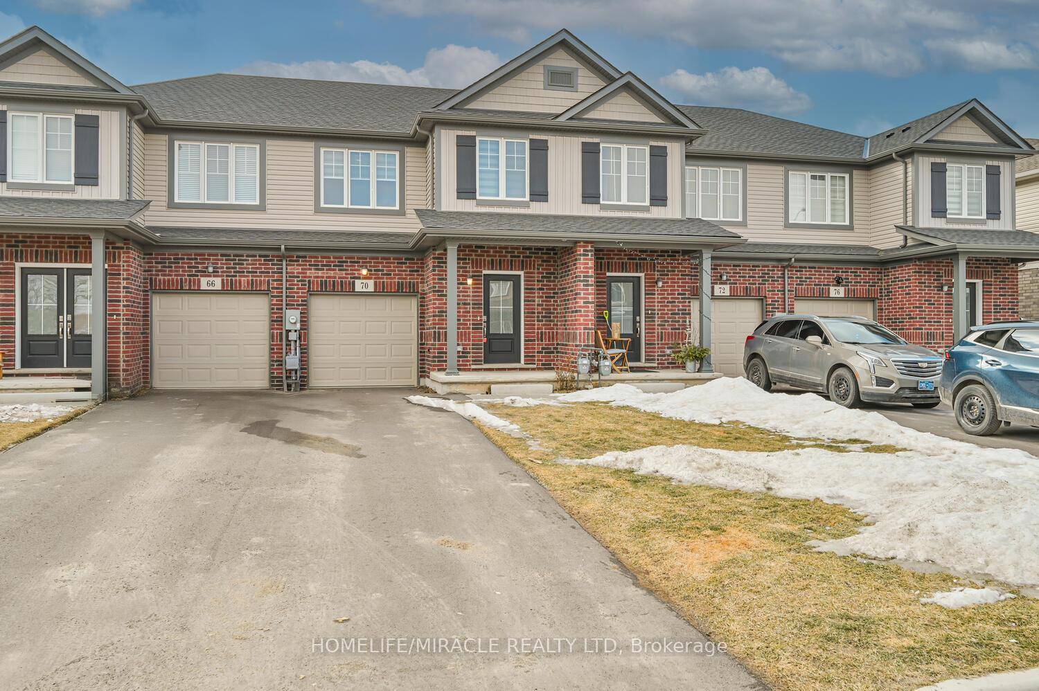 Introducing a stunning 3 bedroom loft, freehold townhome, with no condo fees and ample parking !