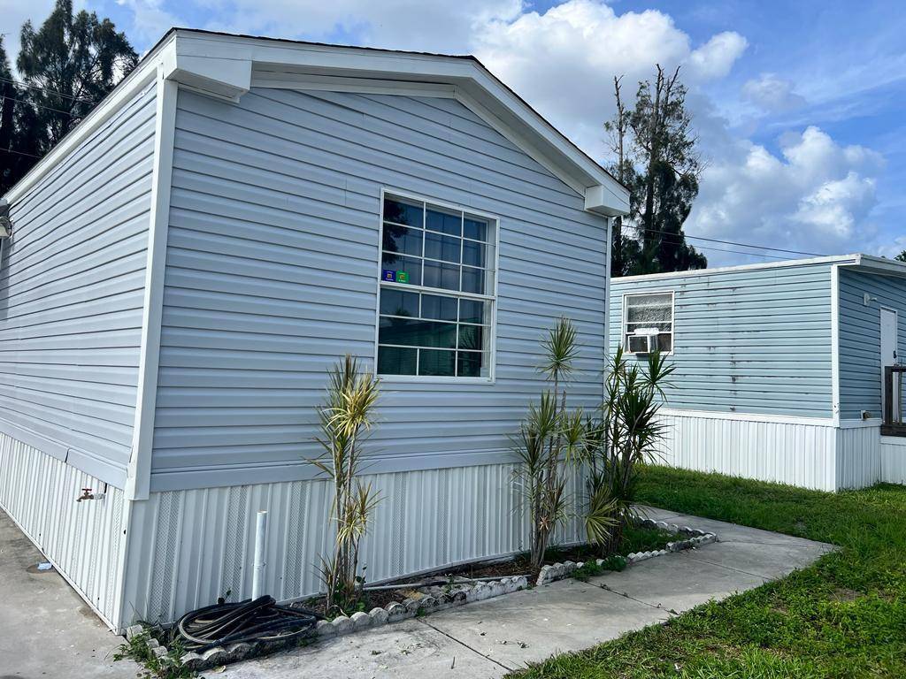 Introducing a stunning 3 bed, 2 bath mobile home located in the desirable city of Palm Beach Gardens, South Florida.