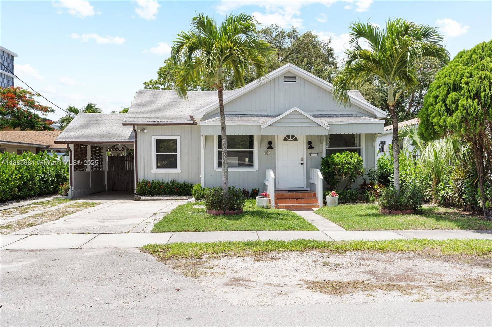 Beautifully remodeled duplex featuring three legally built structures, offering 5 bedrooms, 6 full bathrooms, and an additional studio space.
