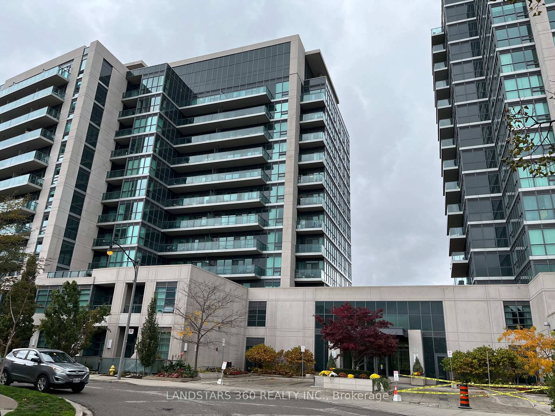 Lux Scenic Condo, Walk to shopping, restaurant, TTC, Future Eglinton LRT, 9 ft ceiling, walk to park, Super recreation center, large balcony with greenbelt view, tenant pay hydro