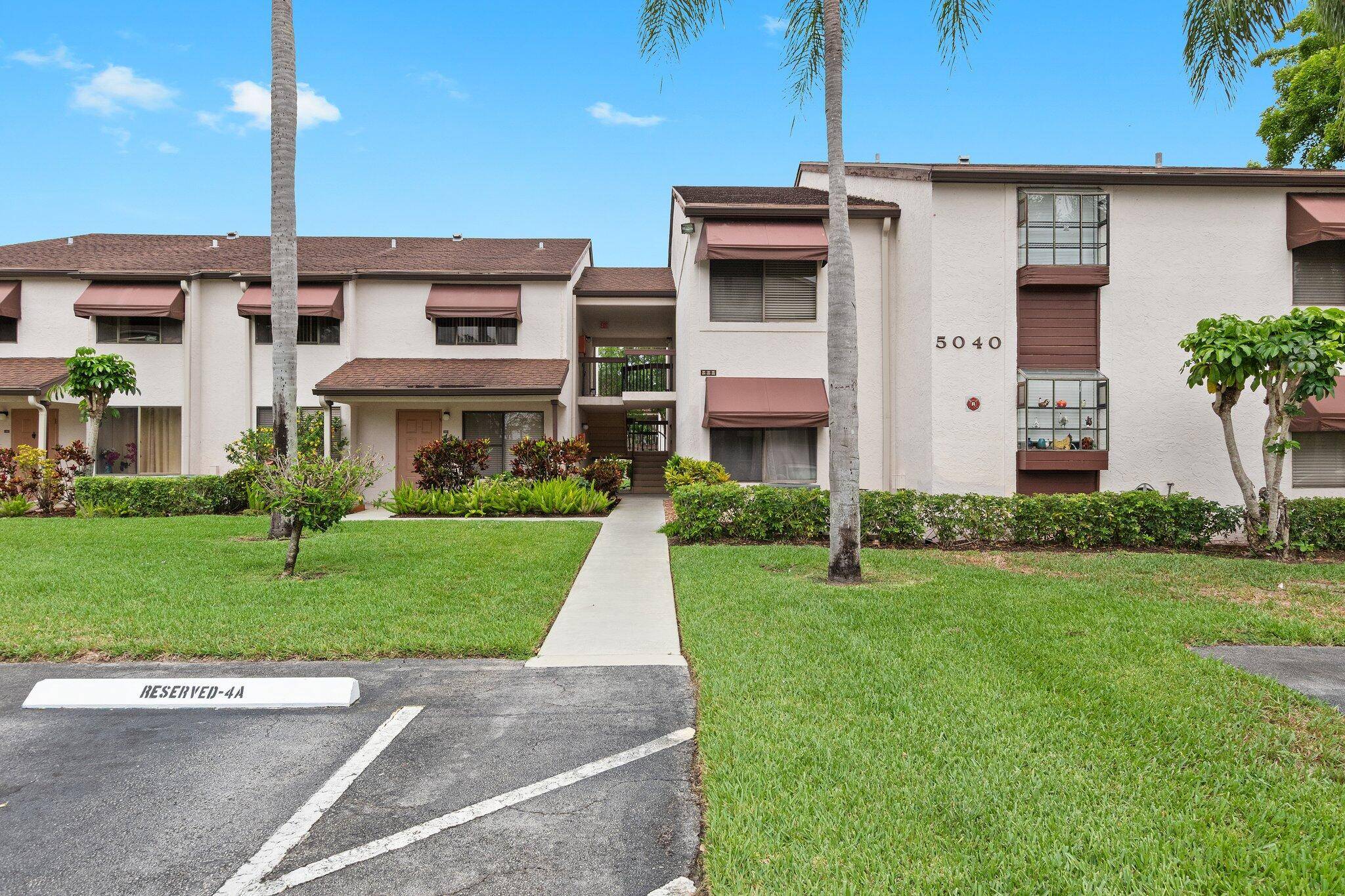 Bright Spacious 2 Bedroom, 2 Bath Condo in Resort Style 55 CommunityWelcome to this beautifully maintained corner unit condo, ideally situated in the serene, park like setting of the highly ...