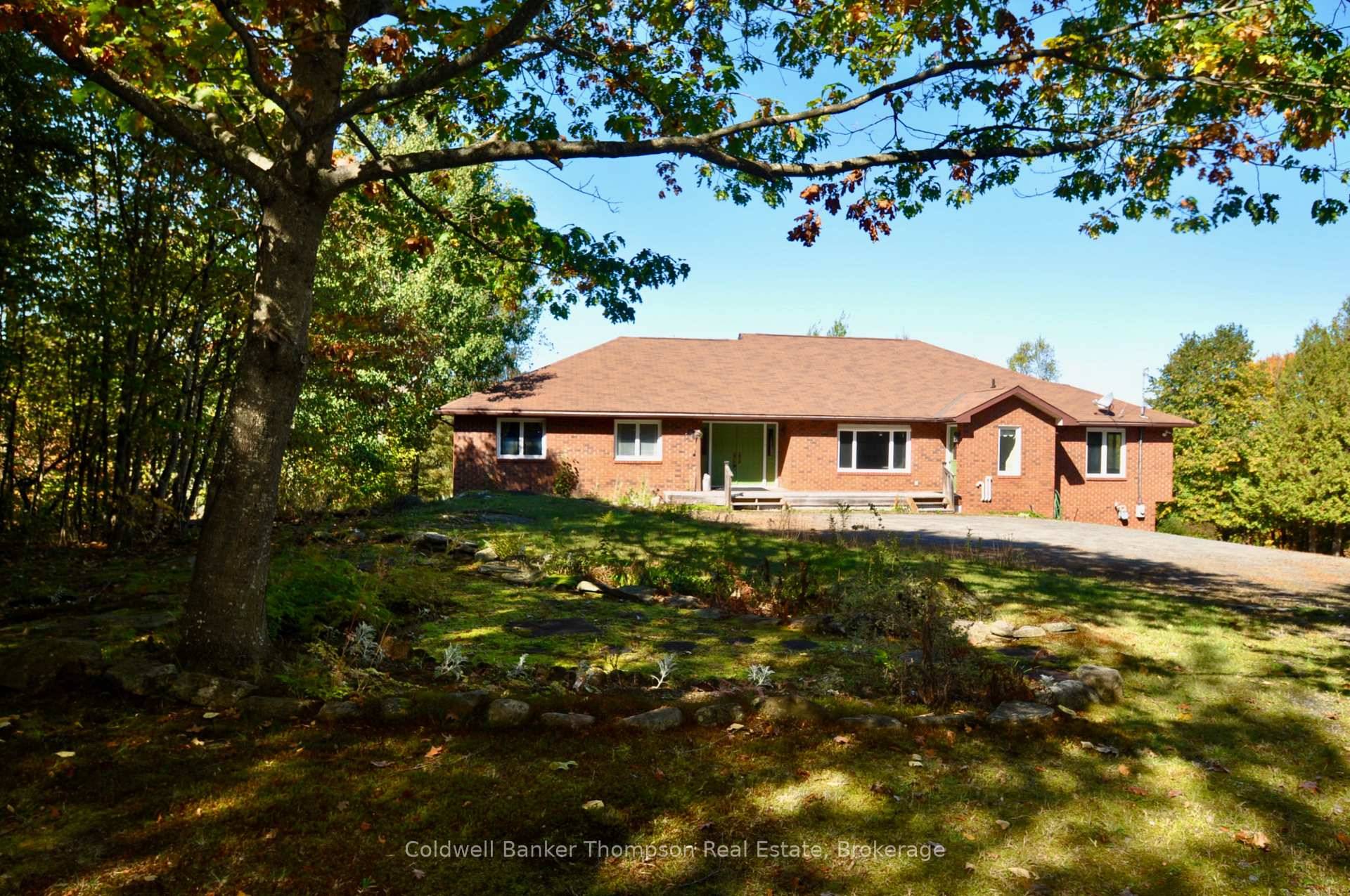 Spectacular family residence located in a sought after area of Huntsville boasts gorgeous views of Lake Vernon !