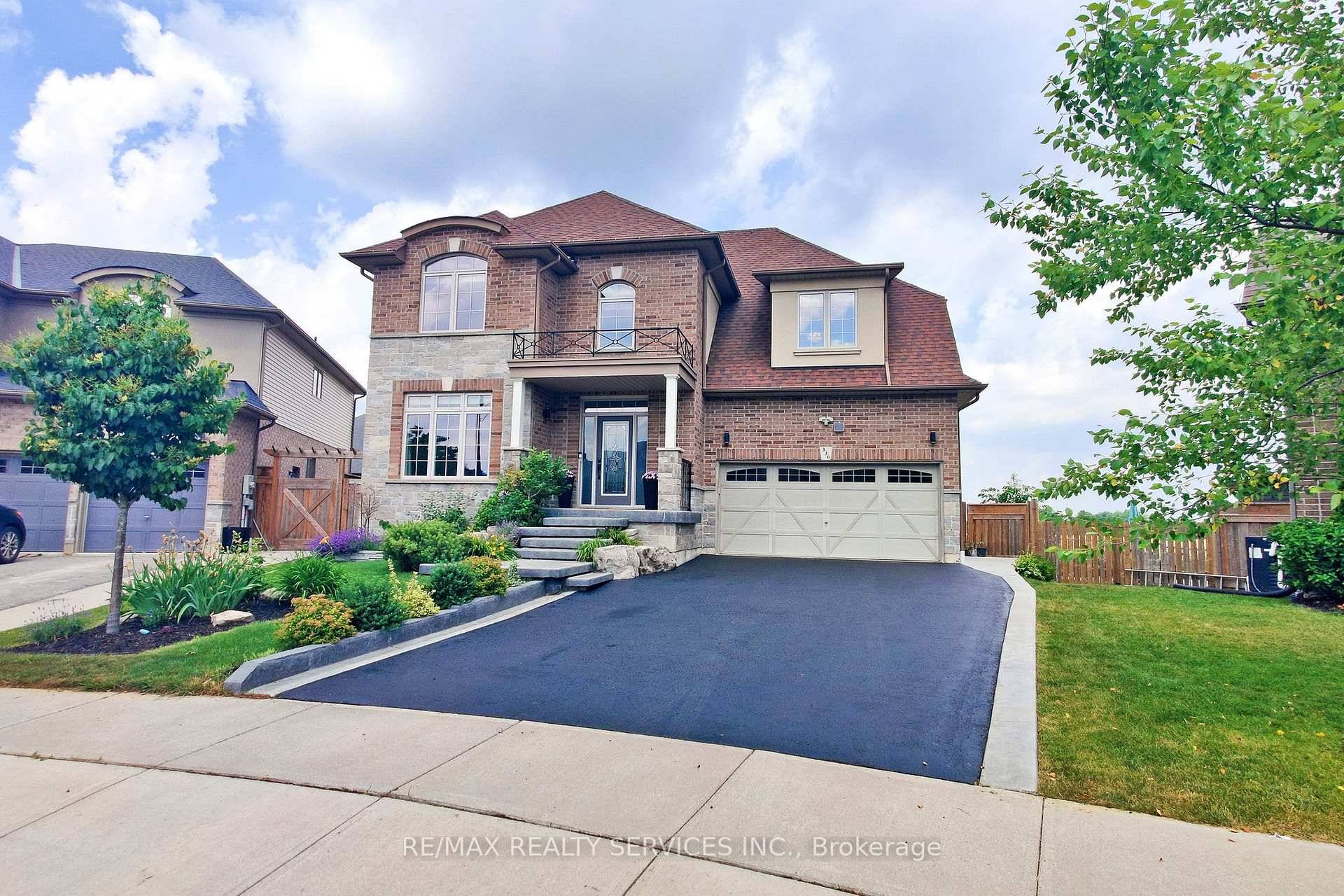 Discover luxury living in this stunning 4 beds amp ; 5 baths upgraded home nestled on a large lot in a quiet street in the heart of Binbrook.