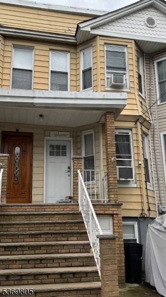 This single family half duplex in Elizabeth is centrally located near public transportation, shops and restaurants, schools, and houses of worship.