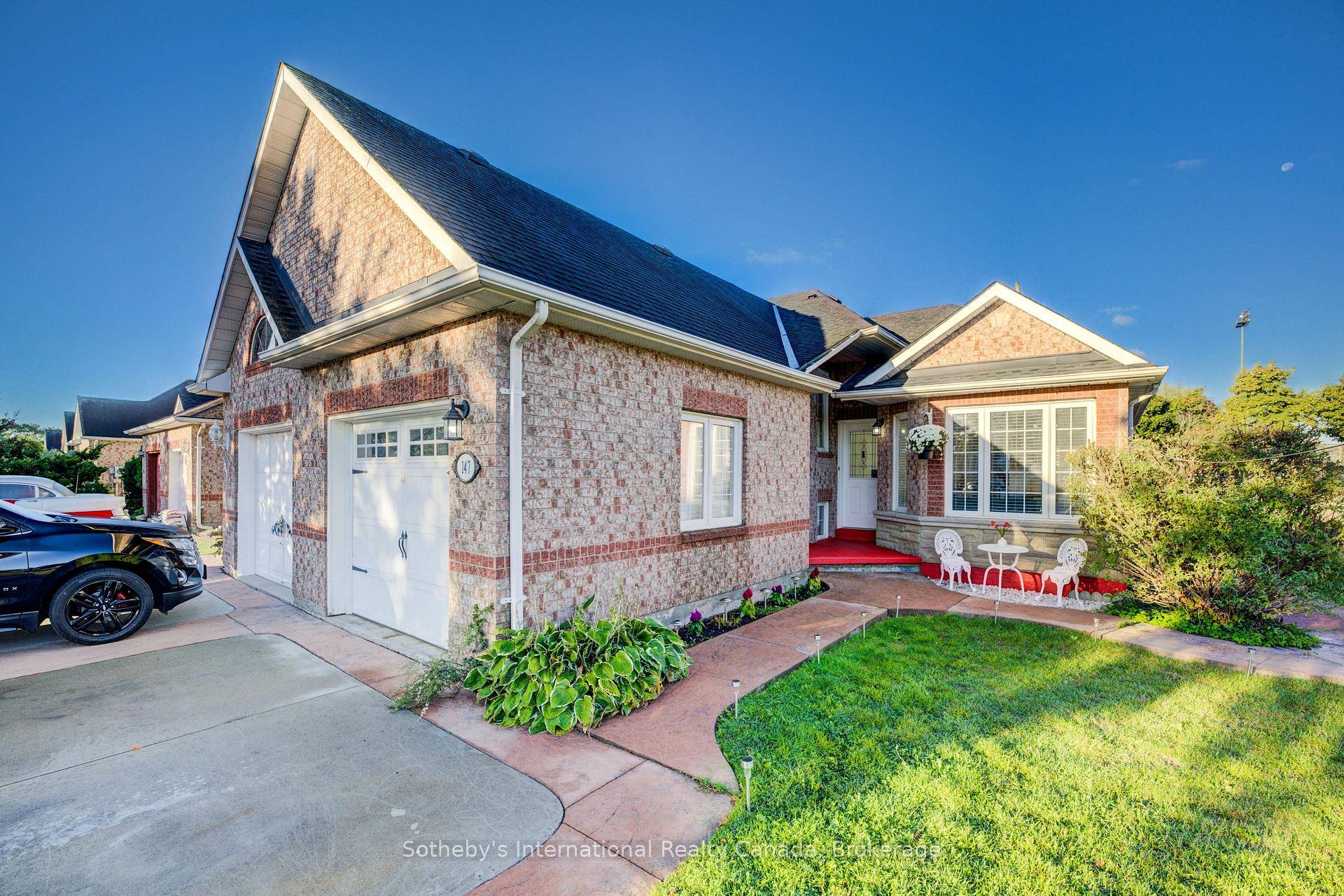 Welcome to this beautifully maintained freehold side split townhouse in the highly sought after North Welland neighborhood !