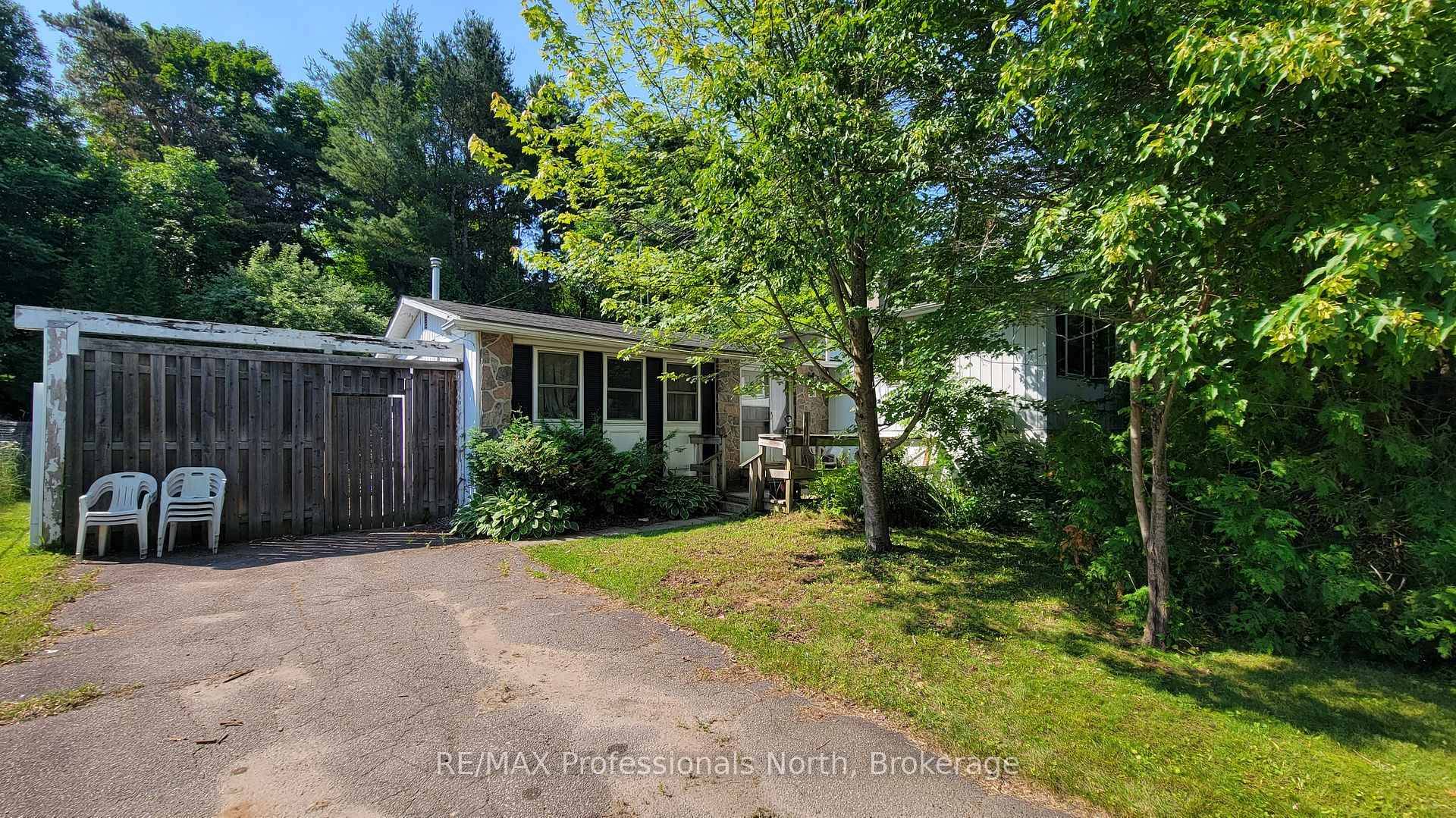 3 bedroom sidesplit in the sought after neighbourhood of Meadow Park with all conveniences a short walk away.
