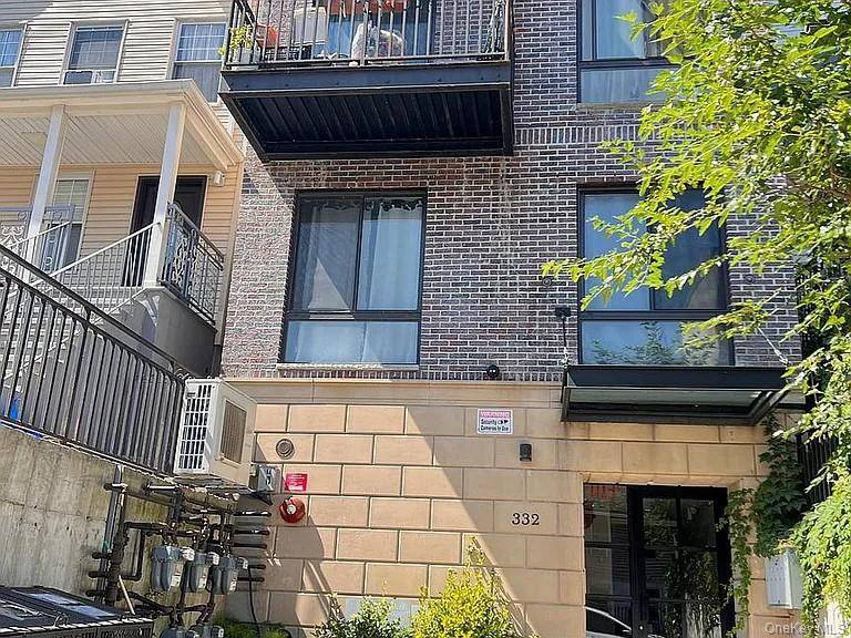 Sunset Park Industry City Beautiful Newer Apartment for Rent 4th Floor Apartment 3 Bedrooms 2 Bathrooms 1 Living Room Balconies in the front amp ; back Prime Location 2 min ...