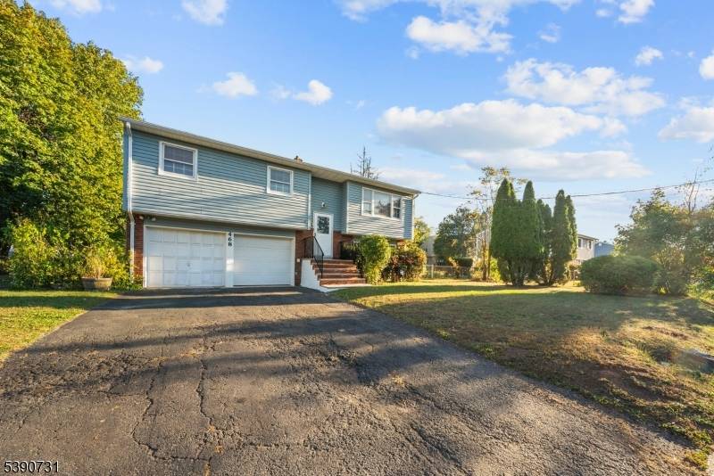 Charming Bi Level with Great Potential !